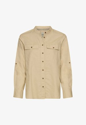 Beige langærmet skjorte med knapper, mandarinkrave, to brystlommer med klap og knapdetaljer på ærmer og frontstykke.