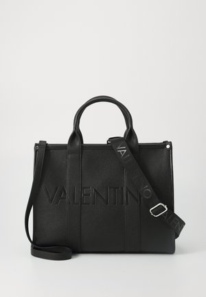 Borsa tote in pelle nera con logo "VALENTINO" impresso, doppi manici superiori e tracolla regolabile con motivo logo.