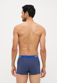 Boxeri scurți de culoare bleumarin, cu un design texturat, având un brâu albastru cu logo-ul "BOSS"; ajustați pe corp, cu o textură netedă.