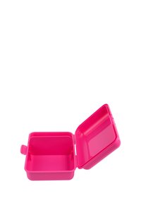 Lunch box quadrata rosa in plastica con coperchio a cerniera, dotata di divisori interni e una chiusura laterale per un'apertura e chiusura facili.