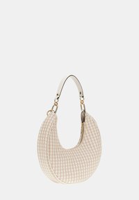 Borsa a mano intrecciata beige con forma curva, dettagli in hardware dorato e una tracolla in pelle crema. Presenta una chiusura con zip e una finitura testurizzata.