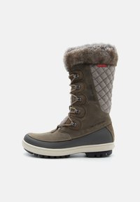 Brun vatterbestandig støvel med kviltet grå overdel, faux fur-kant, metalløyer og solid sort gummisåle for godt grep.