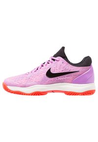 Rosa och lila sportskor med en texturerad mesh-övre, svarta accenter och en orange gummisula med ett fiskbenmönster.