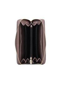 Portafoglio in pelle marrone con chiusura a zip, dotato di molteplici slot per carte, una tasca centrale con zip e una finitura testurizzata.