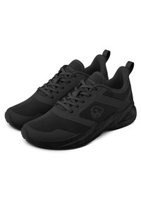 Schwarze Sportschuhe mit einem strukturierten Mesh-Obermaterial, synthetischen Überzügen, Schnürdesign und einer gepolsterten, gemusterten Sohle.