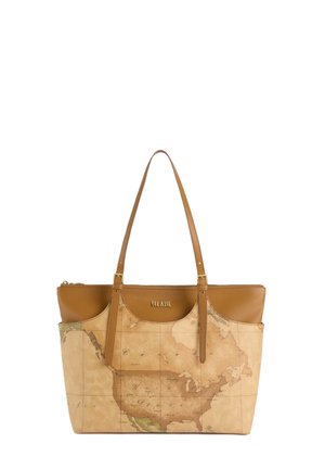 Borsa tote in pelle marrone con design della mappa del mondo su una superficie testurizzata, con doppio manico e chiusura con zip.