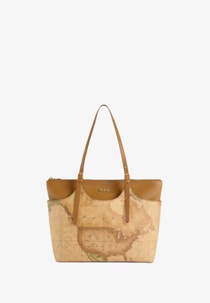 Borsa tote in pelle marrone con design della mappa del mondo su una superficie testurizzata, con doppio manico e chiusura con zip.