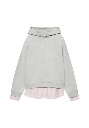 Sweat à capuche gris clair superposé sur une chemise rose à carreaux avec des manches longues visibles aux poignets et à l'ourlet.