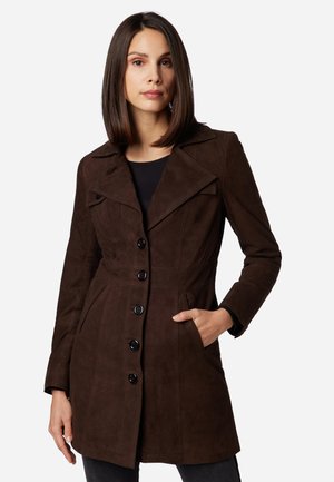 Cappotto in suede marrone con ampi rever, bottoni a una fila, tasche laterali e vita aderente. Texture liscia con una silhouette classica.