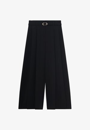 Pantaloni neri a gamba larga con pieghe, corredati da una cintura abbinata con una piccola fibbia ovale in metallo.