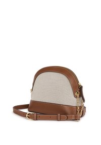 Brun læder og beige stof crossbody taske med en afrundet top, guld hardware og en justerbar rem. Tekstur overflade og syningsdetaljer.