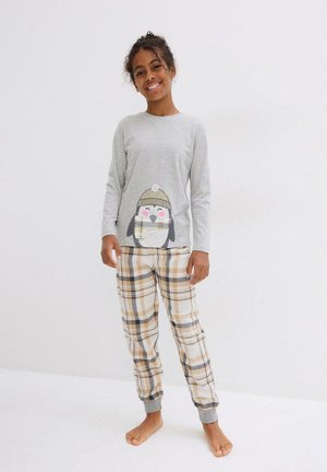 Graues Langarmshirt mit einem Pinguin-Design; karierte Schlafanzughose in Beige, Braun und Grau; elastische Bündchen an den Knöcheln.