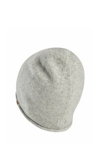 Grijze gebreide beanie, nauwsluitende vorm, gladde textuur, met een klein logo-label aan de zijkant. Subtiel gemêleerd patroon door het hele ontwerp.
