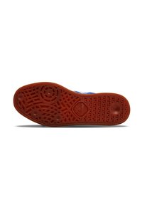Semelle de chaussure en caoutchouc avec un motif texturé, présentant des designs circulaires et linéaires. Couleur : marron orangé, logo en forme de losange.