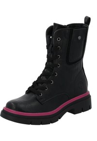 Botas negras de cuero con cordones, con un panel texturizado, un acento rosa a lo largo de la suela y una suela de goma negra gruesa.