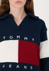 Tommy Jeans FLAG RUGBY SWEATER - Jumper - dark night navy