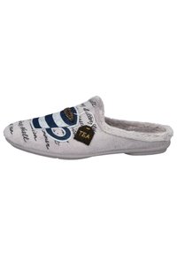 Zapatilla de tela gris con un forro suave y esponjoso. Presenta un diseño de taza en azul y blanco con una etiqueta de "TEA" y texto impreso en la superficie. Suela plana.