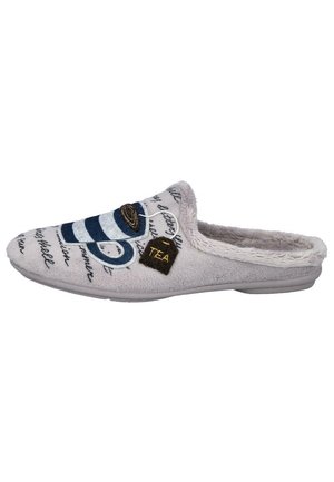 Zapatilla de tela gris con un forro suave y esponjoso. Presenta un diseño de taza en azul y blanco con una etiqueta de "TEA" y texto impreso en la superficie. Suela plana.