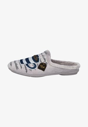 Zapatilla de tela gris con un forro suave y esponjoso. Presenta un diseño de taza en azul y blanco con una etiqueta de "TEA" y texto impreso en la superficie. Suela plana.
