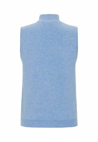 Svetlo modra brezrokavna puli s srajčnim ovratnikom, izdelana iz mehkega pletenega materiala, z robom z rebrastim vzorcem in brezšivnimi rameni.