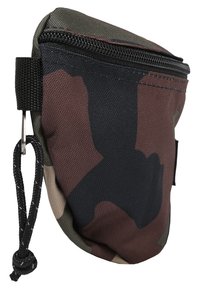 Bolsa con cremallera de camuflaje hecha de un tejido duradero; cuenta con una cremallera negra, superficie texturizada y un lazo con cuerda para facilitar su transporte.