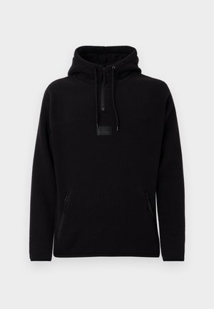 Sudadera de forro polar negra con cuello con cremallera, capucha con cordón y dos bolsillos laterales con cremallera. Presenta un parche con el logo en la parte frontal. Textura suave.
