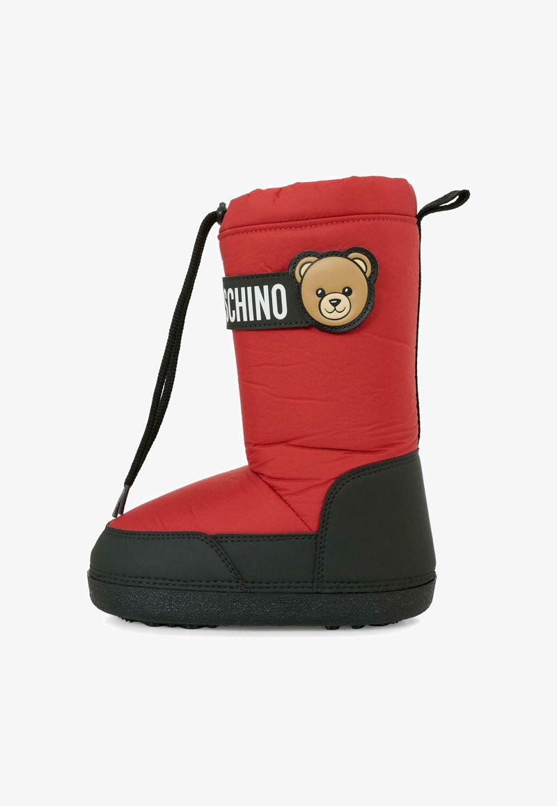 Czerwone ocieplane buty z czarną gumową podeszwą, z emblematem niedźwiedzia i logo "Moschino" na czarnym pasku. Powierzchnia jest gładka i wyściełana.
