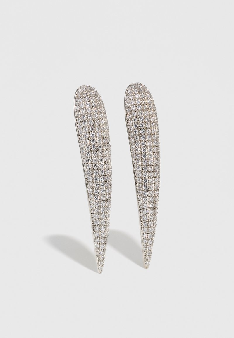 Ασημένια σκουλαρίκια με κομψό, επιμηκυμένο σχέδιο, πλήρως διακοσμημένα με μικρές, λαμπερές ρινοστόν. Διαθέτουν ομαλή, γυαλισμένη επιφάνεια.