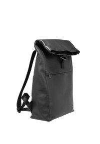 Črni usnjeni nahrbtnik z zgornjim preklopom, nastavljivimi trakovi, sprednjim žepom, gladko teksturo in minimalističnim dizajnom.