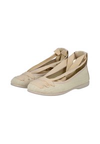 Bailarinas de tela beige con detalle trenzado en la punta y tiras cruzadas en el tobillo. Textura suave y diseño minimalista con suela plana.