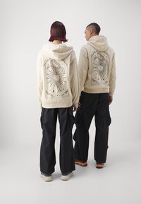 Jack & Jones JPSTPARACHUTE JJZAYN UNISEX - Cargobyxor - black