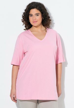 Rosa V-Ausschnitt-T-Shirt mit kurzen Ärmeln, aus einem weichen, leichten Stoff gefertigt. Lockere Passform, glatte Textur und ohne sichtbare Muster oder Akzente.
