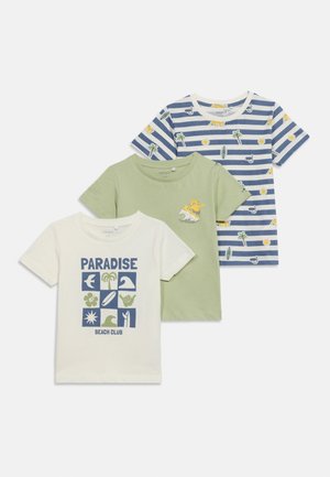 Drei Kinder-T-Shirts: weiß mit "Paradise Beach Club" und Symbolen, hellgrün mit surfendem Tiger, blau-weiß gestreift mit tropischen Motiven.