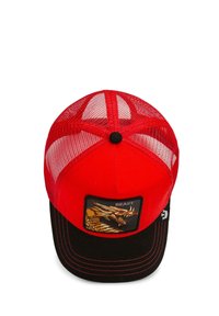 Cappellino trucker rosso e nero con pannelli in rete, che presenta un design di drago ricamato su un'etichetta rettangolare con la scritta "BEAST."