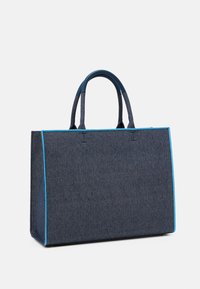 Džínová taška přes rameno s obdélníkovým tvarem, tmavě modré barvy a světle modrými akcenty podél okrajů a rukojetí. Texturovaná tkanina, dvojité rukojeti.