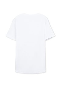 T-shirt bianco in cotone, maniche corte, colletto tondo, vestibilità comoda. Texture liscia, design semplice, senza grafiche o decorazioni visibili.