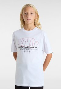 Hvid kortærmet t-shirt med rødt Vans-logo og tekst, lavet af bommateriale med en afslappet pasform og rund halsudskæring.
