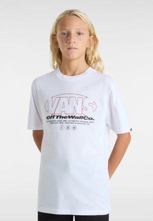 Camiseta blanca de manga corta con el logotipo rojo de Vans y texto, fabricada en material de algodón, con un ajuste holgado y escote de cuello redondo.