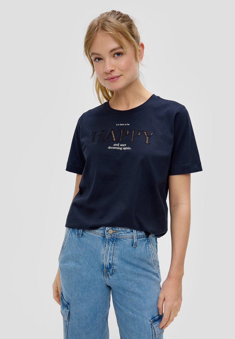 T-shirt en coton bleu marine à manches courtes avec un imprimé texturé "HAPPY" et un texte supplémentaire en dessous. Associé à un pantalon cargo bleu clair.