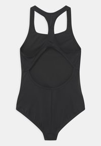 Zwarte badpak in één stuk met een racerback ontwerp en uitsnijding aan de achterkant. Gemaakt van soepel, rekbaar materiaal. Minimalistisch ontwerp.