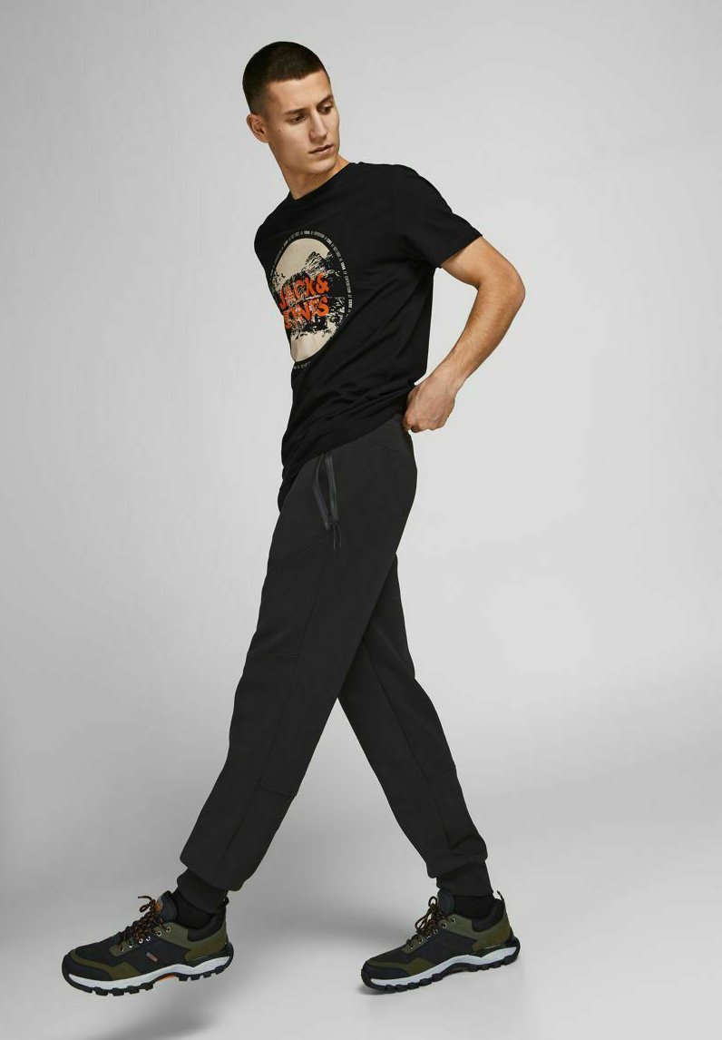 Herren Trainingsanzüge | Jack & Jones GORDON TYSON Jogginghose black/schwarz - FD44603 Herren Trainingsanzüge | Jack & Jones GORDON TYSON Jogginghose black/schwarz - FD44603