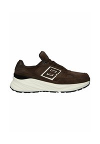 Baskets de sport marron avec une tige en mesh et en suède, une semelle épaisse blanche, une semelle extérieure noire, et un logo "B" bordé de blanc sur le côté.