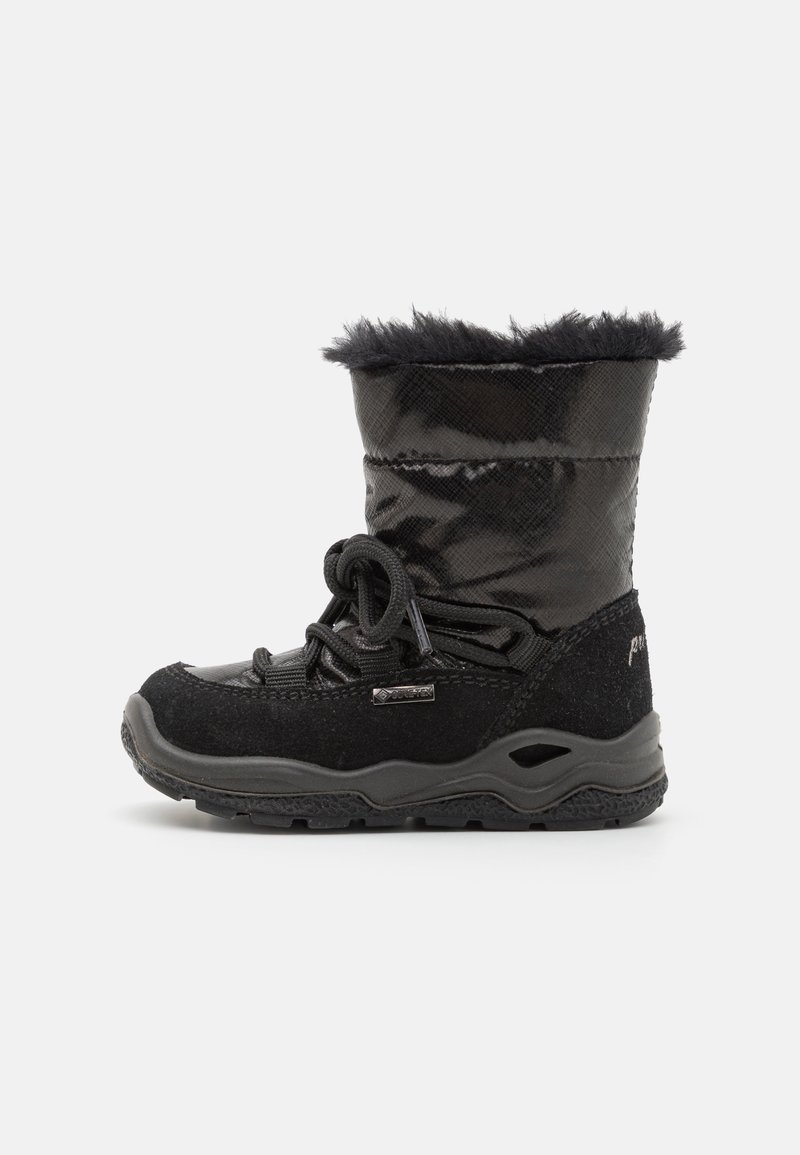 Sorte vinterstøvler med en blank, strukturert overdel, faux pels kant, gummisåle og justerbare snøringer for en sikker passform.