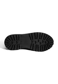 Semelle de chaussure en caoutchouc noir avec des motifs de semelle profonds et multidirectionnels et une zone centrale lisse. Conçue pour l'adhérence et la durabilité.