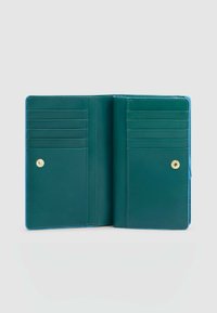 Cartera de cuero color azul verdoso con acentos en azul, que cuenta con múltiples ranuras para tarjetas y un cierre de broche. Textura suave y detalle de costuras cuidadas.