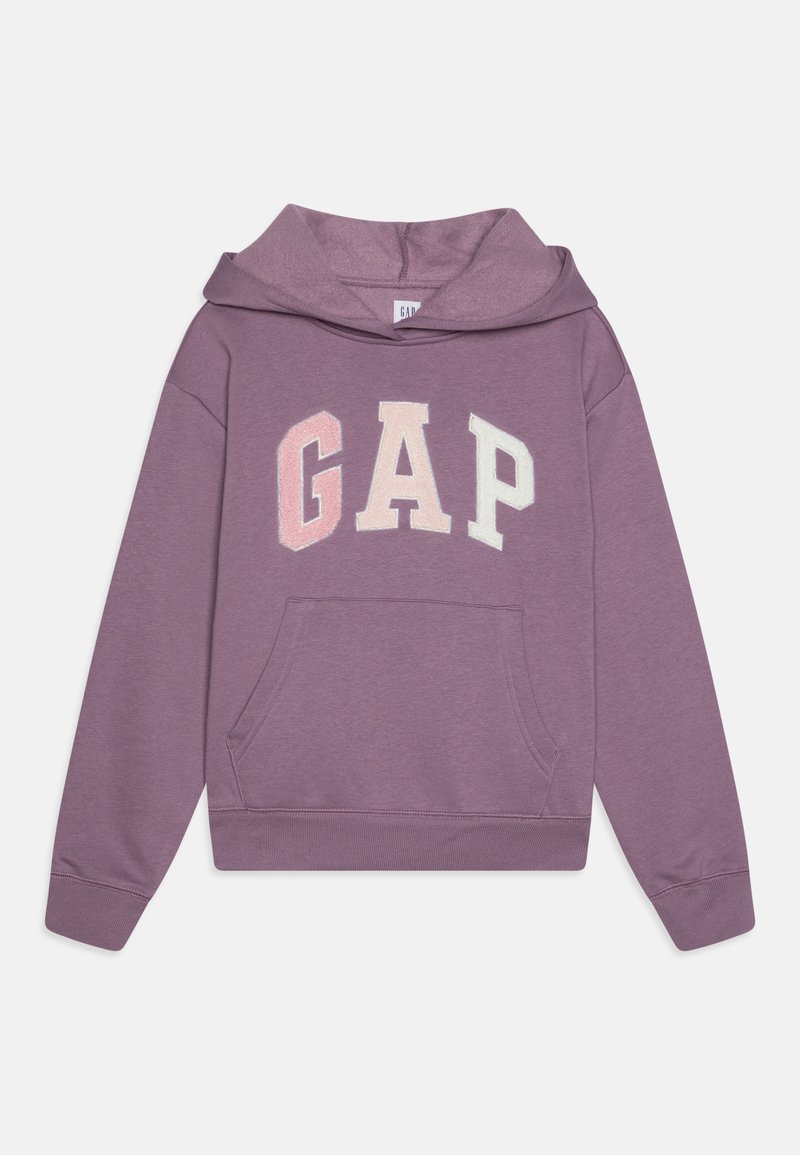 Sudadera de algodón morada con un bolsillo frontal, que presenta un gran logotipo "GAP" en rosa y blanco. Textura suave, diseño tipo canguro.
