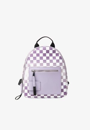 Fialovo-bílý kostkovaný batoh vyrobený z hladkého syntetického materiálu, s přední kapsou na zip a horním držadlem.