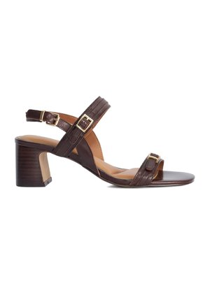 Bruine leren sandaal met open teen, blokhak en verstelbare gespen in goudkleur op de enkel- en teenbandjes.