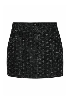 Schwarzer Denim-Rock mit einem subtilen Blumenmuster, vorderer Knopfverschluss und Taschen. Der Stoff hat eine strukturierte Oberfläche.