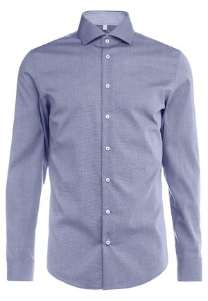 Chemise à manches longues bleu clair en tissu texturé, avec un devant à boutons, des boutons blancs et un col à rayures en accent. Design ajusté.